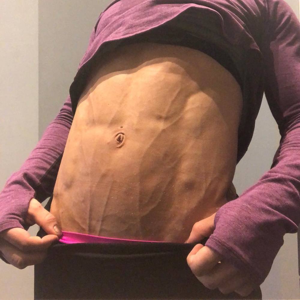 一年时间,她把自己练成钢铁女汉子,血管青筋暴起,肌肉