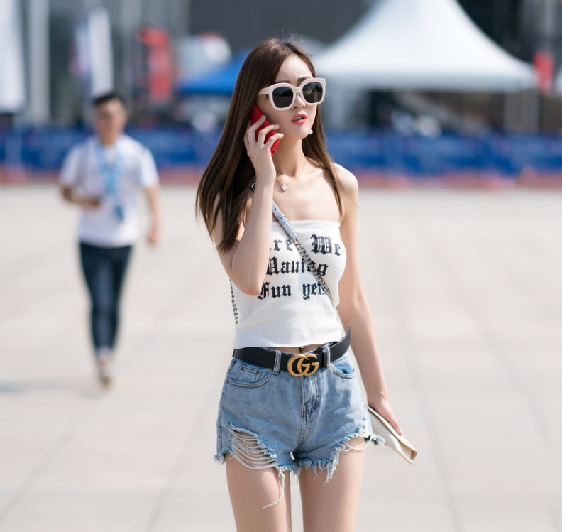 南昌八一大桥下的美女,图2很是