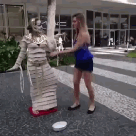 美国第一美女网红，颜值高身材好，却非要挨打当逗比