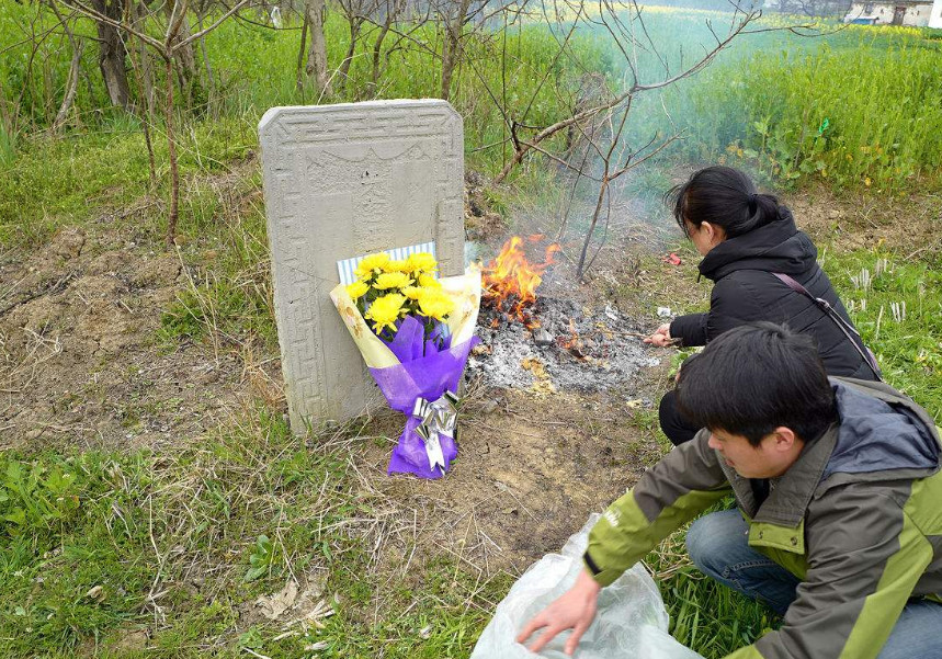 邻居家喝农药去世的奶奶回来教训不孝子孙!让我相信:头上三尺有神灵