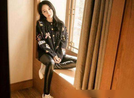 林允儿穿皮裤打50分,李小璐穿皮裤打80分,而她