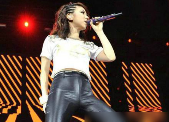 林允儿穿皮裤打50分,李小璐穿皮裤打80分,而她