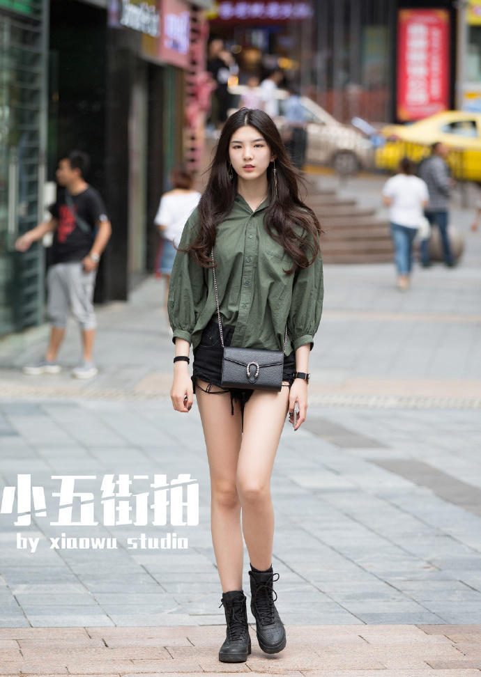 东莞街拍:图1身材有曲线,图2大长腿女孩,图3男人追不到的女人