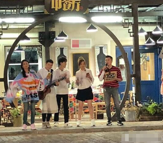 《中餐厅2》录制完成,苏有朋和赵薇动情合唱,