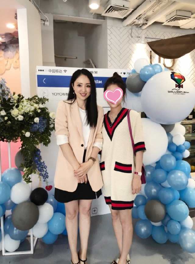董璇带女儿为新店站台,婚戒抢镜秀大长腿,杨幂爸爸现身捧场