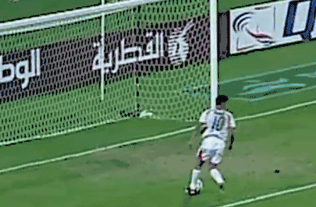 例如内马尔在巴萨和大巴黎便多次上演这个动作,只是每次都引发了外界