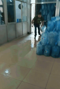 搞笑gif趣图:在女神面前出糗了怎么样,只能华丽的站起来