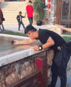 妹子上班还低头做这么不雅的动作,病人都看的不好意思