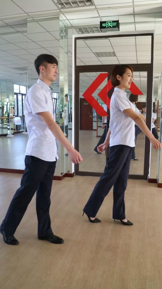 举止礼仪之走姿