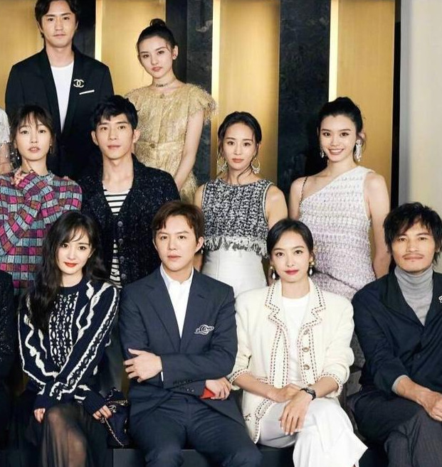 香奈儿晚宴杨幂和宋茜,小kk,等大牌明星合照,站c位的却是她!