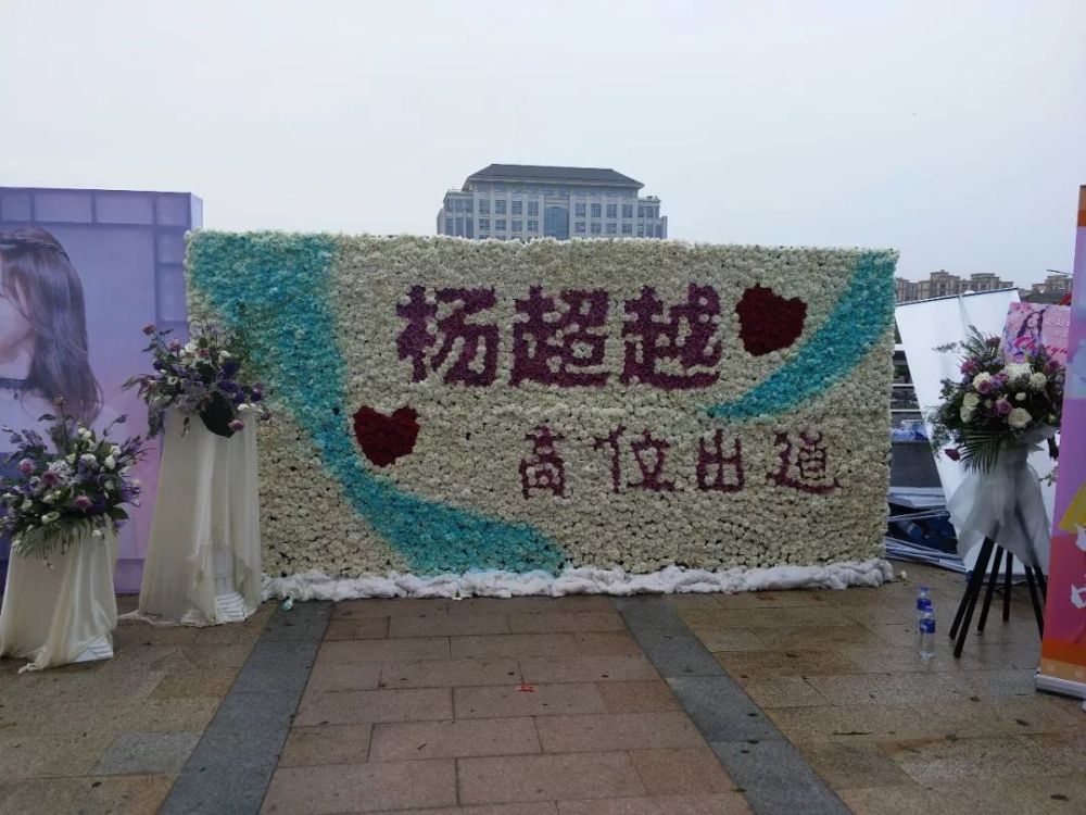 不仅是花路!《101》场地外早就是花海一片了