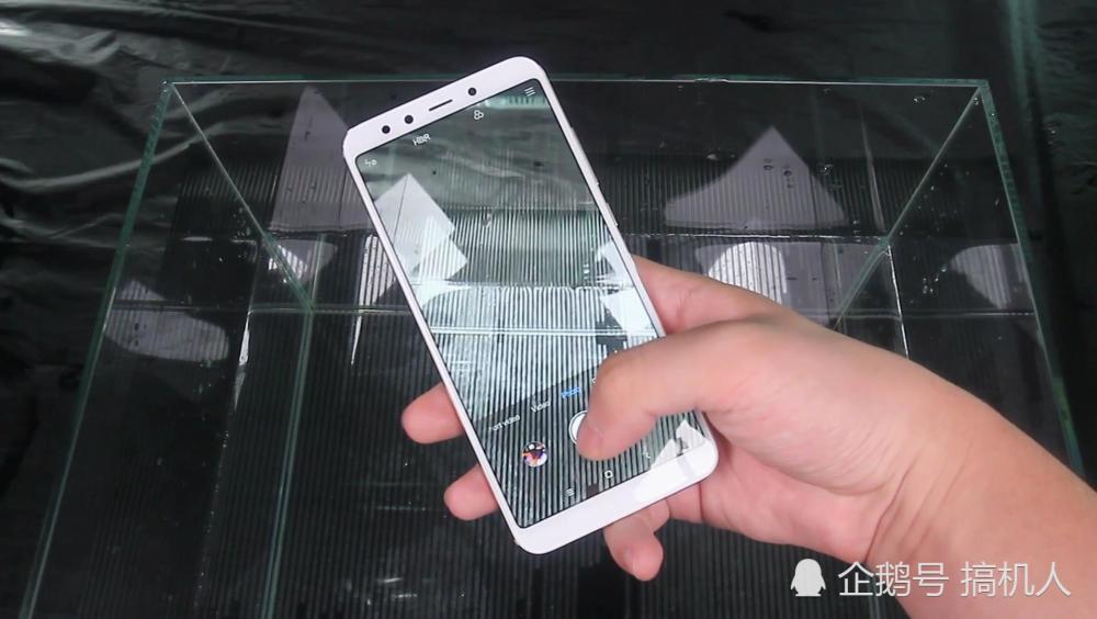 小米6X防水效果如何?在水里浸泡后拆机检查防