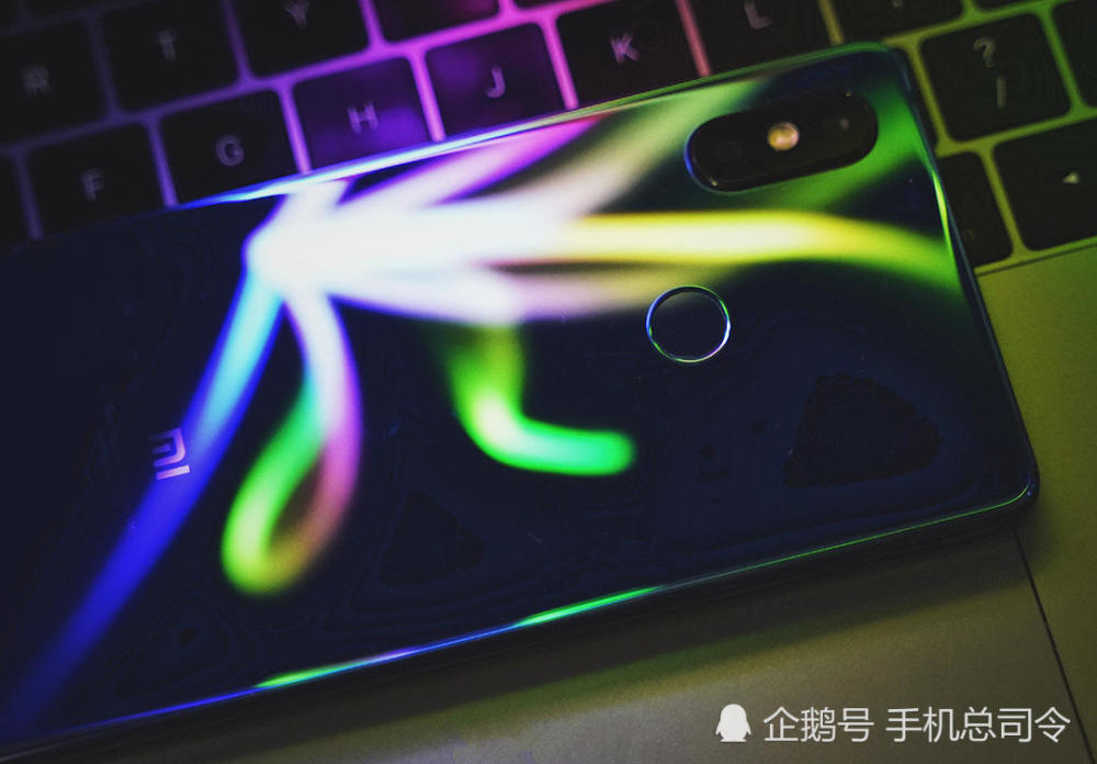 它是最丑的刘海屏手机,性价比无敌一机难求,粉