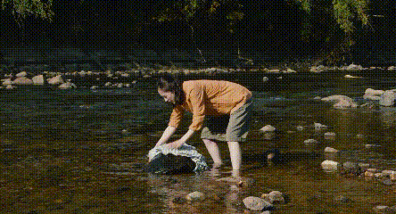 洗衣洗澡也只能在河里.