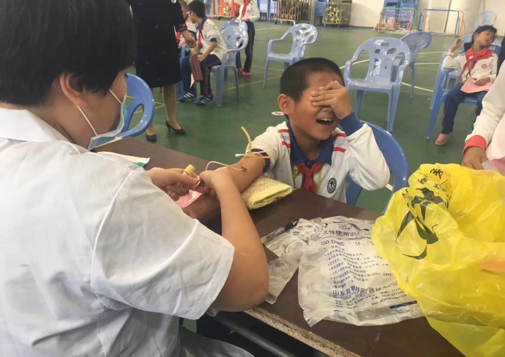 趣谈厦门一小学抽血体检,小学生表情简直就是活生生的