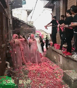 搞笑gif趣图:爱自拍的男人总是那么可爱,原谅我不厚道