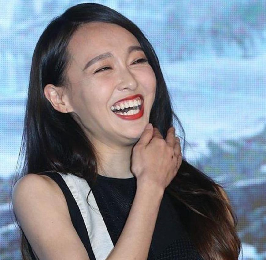 影视这些女星一大笑就破功,杨颖热巴失态,唐嫣吓人,赵丽颖是例外?