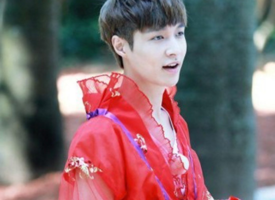 娱乐圈男星穿女装,张艺兴妖艳,王嘉尔辣眼睛,最