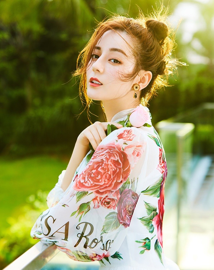 看色彩浓重的碎花连衣裙,迪丽热巴如何演绎风