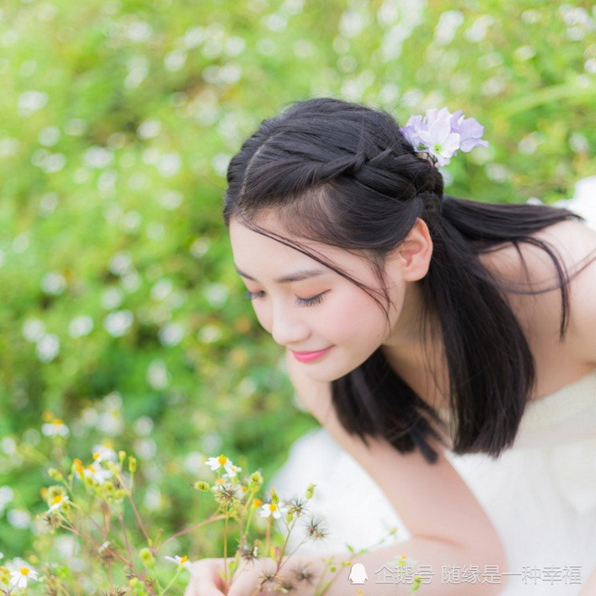 气质清纯美女优雅盘发白纱裙花丛唯美写真