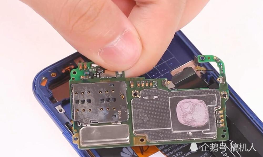 华为荣耀10拆机图解:机身内部的构造非常不简
