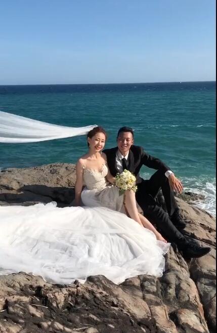 小情侣在海边拍婚纱照,新娘头纱都要飞到天上去了,精修图却美出天际了