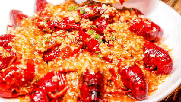 玩金融的老板卖起了