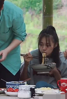 黄磊做的炸酱面味道究竟如何,众明星与毛不易