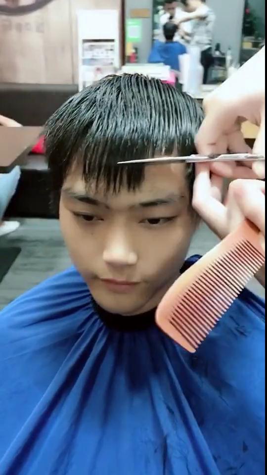 帅哥去理发店剪头发,剪完成熟不少,网友:剪完还没有之