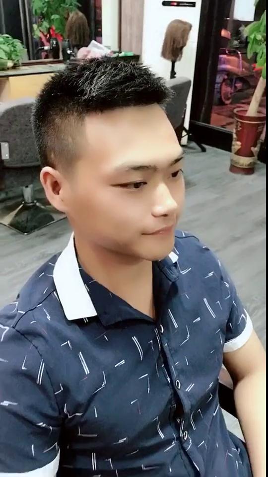 帅哥去理发店剪头发,剪完成熟不少,网友:剪完还没有之