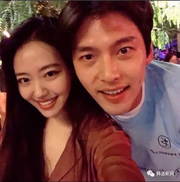 朴信惠与玄彬西班牙拍剧聚餐 嘟嘴卖萌可爱合影