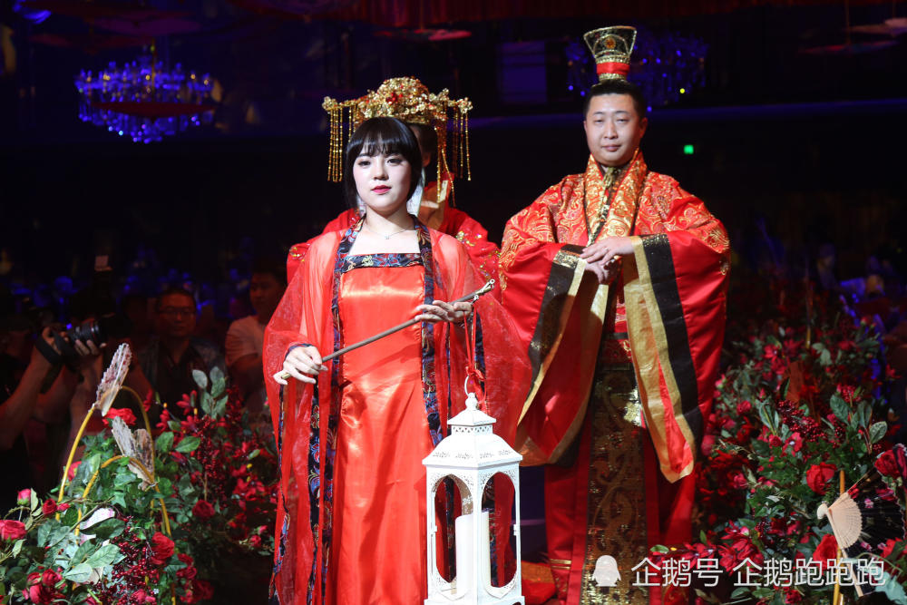 新人穿太子服举办汉唐婚礼,俄罗斯新人捧场,政