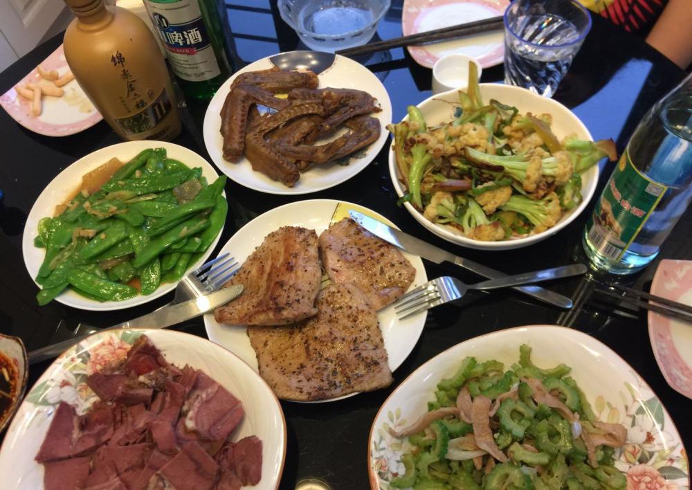 美食4个朋友聚会吃到了松板肉又香又脆,一桌菜4个人喝