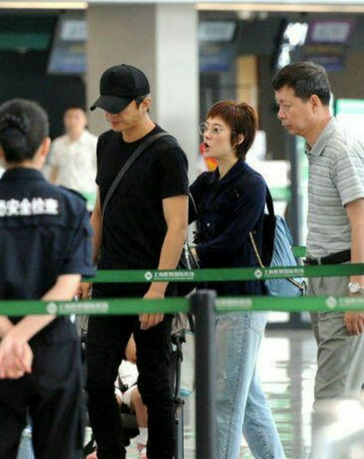 孙俪脾气极差?网曝她脚踩助理膝盖系鞋带,逛博