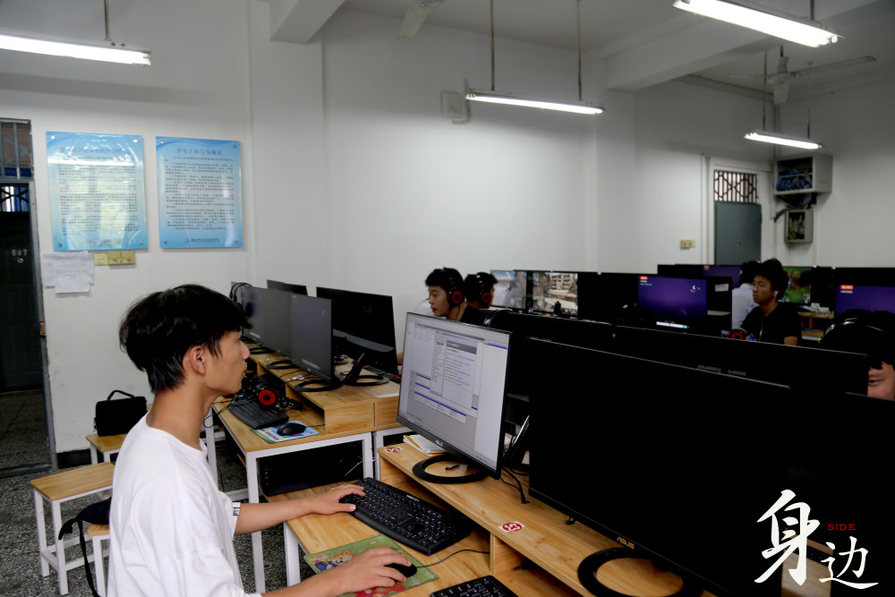 重庆00后男幼师苦练舞蹈四年 独自赴京参赛