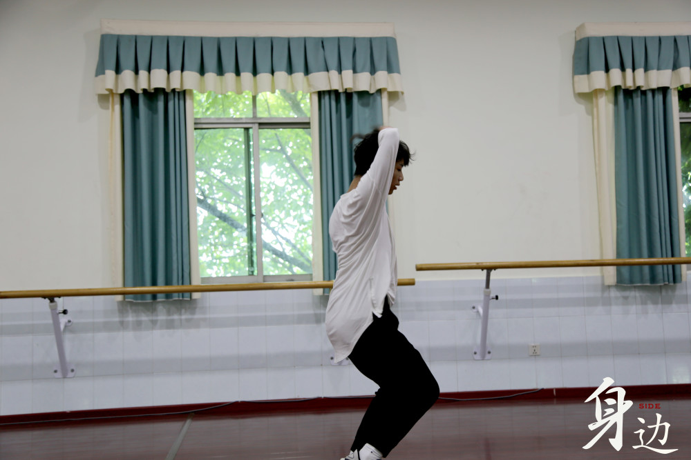 重庆00后男幼师苦练舞蹈四年 独自赴京参赛