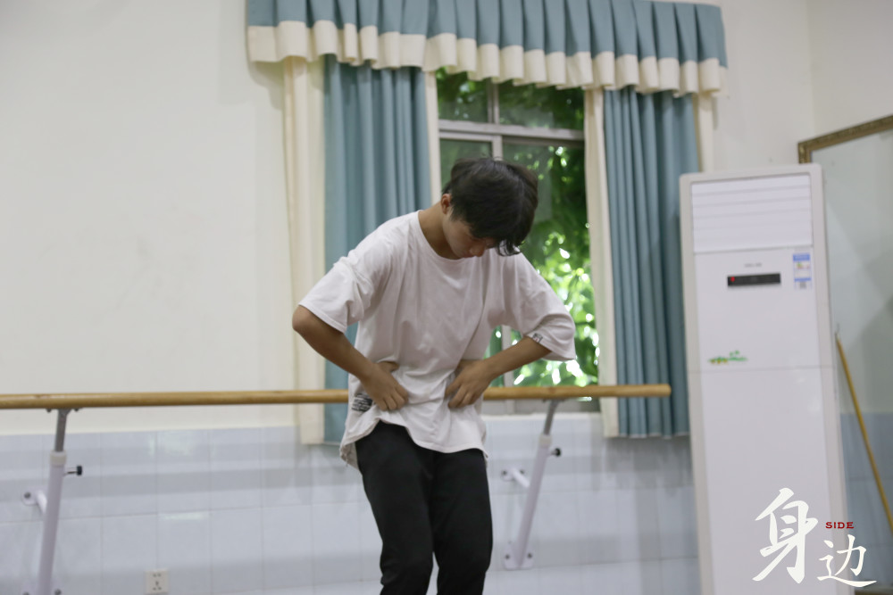 重庆00后男幼师苦练舞蹈四年 独自赴京参赛