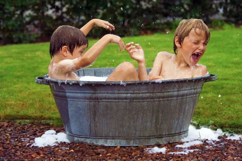 这其中还有一件特别事 还记得童年的夏天 你都是怎么洗澡的吗?