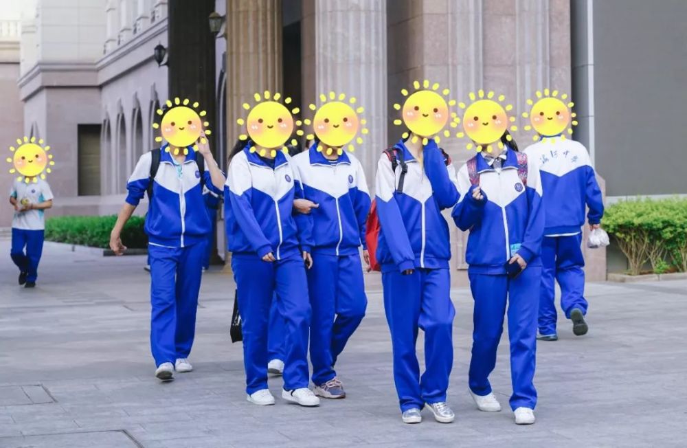 例: 海河中学,耀华中学,102中学,51中 等   他们的校服都是蓝白色