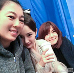 赵丽颖杨紫同框显小脸,女星中谁是真正的合照