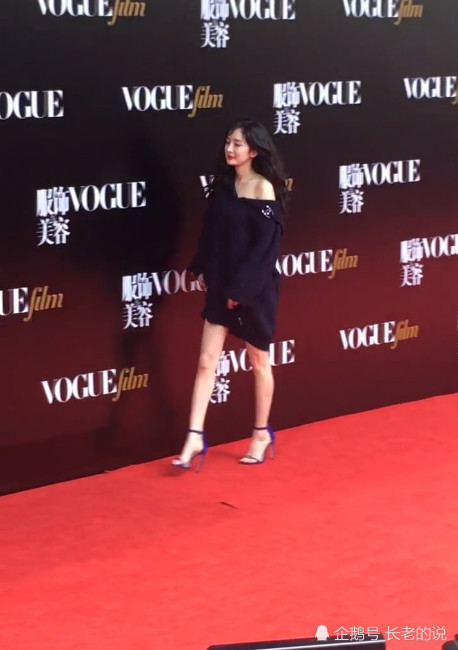 杨幂出席活动,连体毛衫尽显好身材,和主持人的