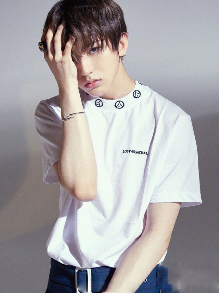 蔡徐坤与王俊凯撞衫棒球服,新旧男神选谁好?