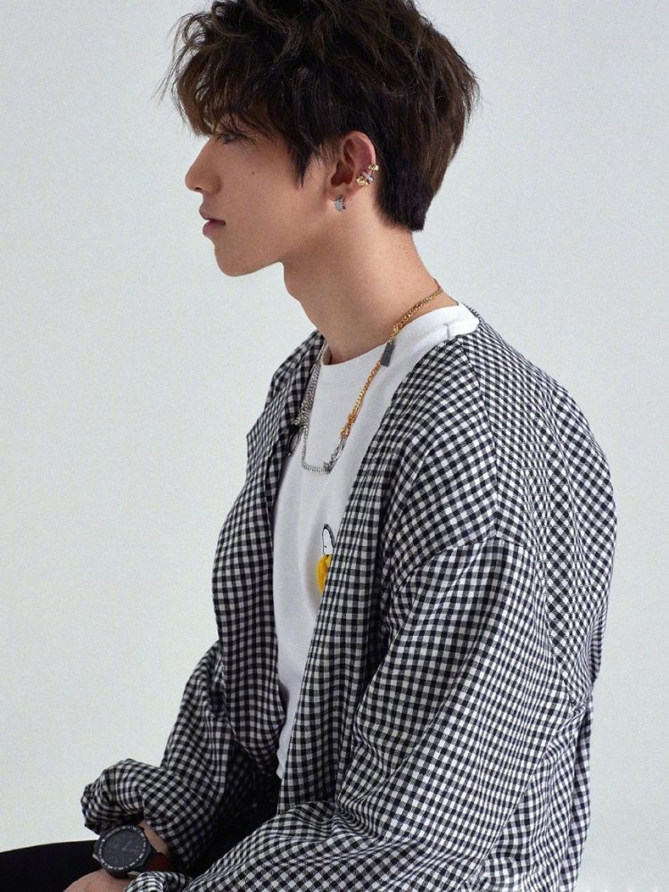 蔡徐坤与王俊凯撞衫棒球服,新旧男神选谁好?