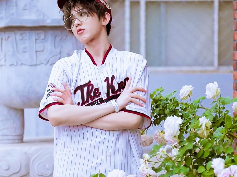 蔡徐坤与王俊凯撞衫棒球服,新旧男神选谁好?