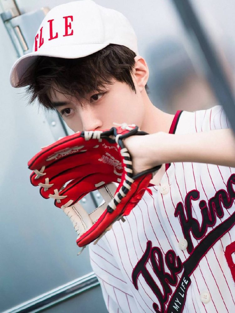 蔡徐坤与王俊凯撞衫棒球服,新旧男神选谁好?