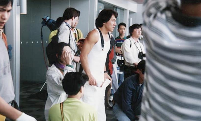 1993年电影城市猎人片场照,成龙抱王祖贤显吃