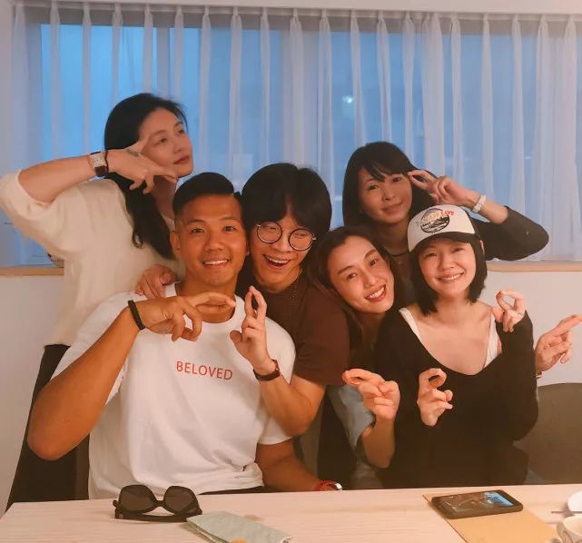 大小S三姐妹罕见同框，与范玮琪夫妇聚会，感情也是real好