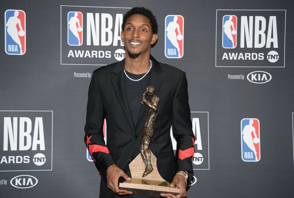 NBA颁奖礼获奖名单:哈登荣膺MVP 西蒙斯最佳