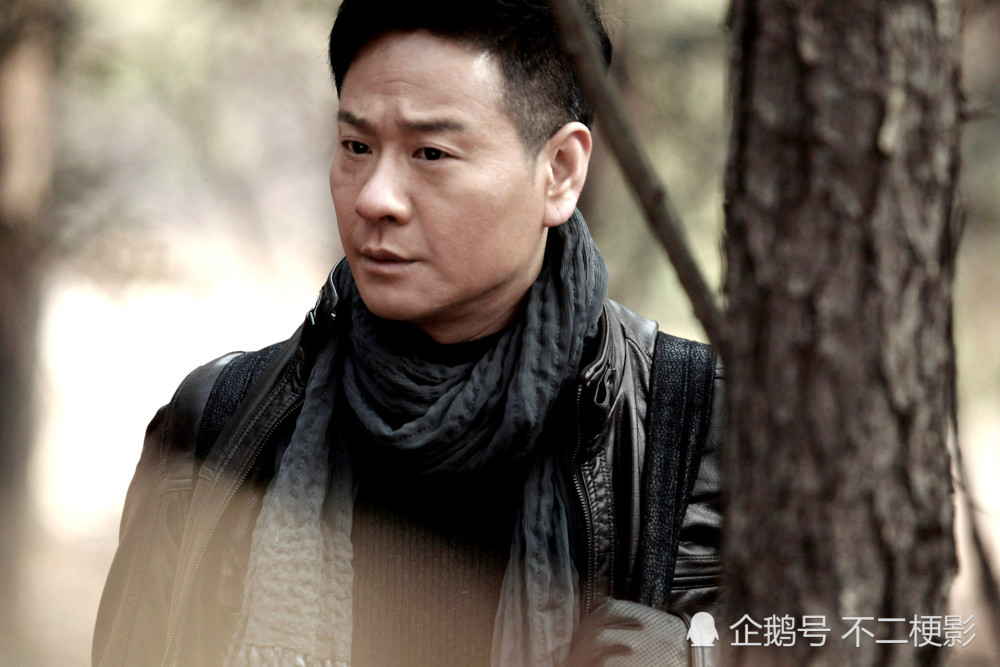 快被遗忘的男演员,为娶小三不惜净身出户,才45岁就满头白发