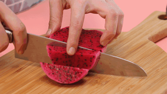 用新鲜火龙果制作而成的火龙果冰雪奇缘,下层是艳丽的火龙果汁,上层